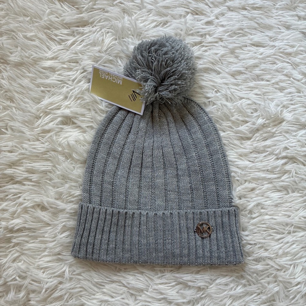 Michael Kors Women Heather Grey Ribbed Knit Pom Pom Beanie Hat Gold MK Logo NEW
